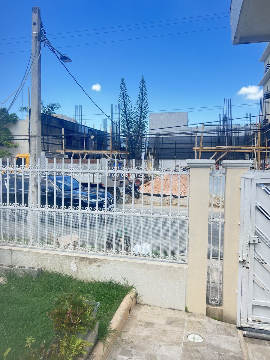 BaezOneida's tweet photo. @EdesurRD tengo esa construcción al
Frente un camión al parecer desconectó mi luz y ellos dicen que ustedes deben venir a resolver 😡hace como dos horas que no tengo luz https://t.co/snKQgB2j5B