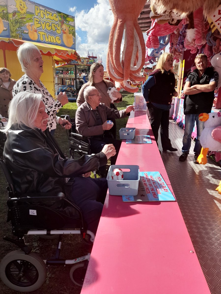 SomersetCare's tweet photo. What a week at Bridgwater Fair for Stockmoor Lodge and Sydenham House! 🎡

From celebrating Olive’s 102nd birthday to winning toys and soaking up the atmosphere, our residents had the best time making magical memories. 🥳💛🧸

#FairgroundFun #Celebrating102 #MakingMemories https://t.co/fq7dPFkgTs