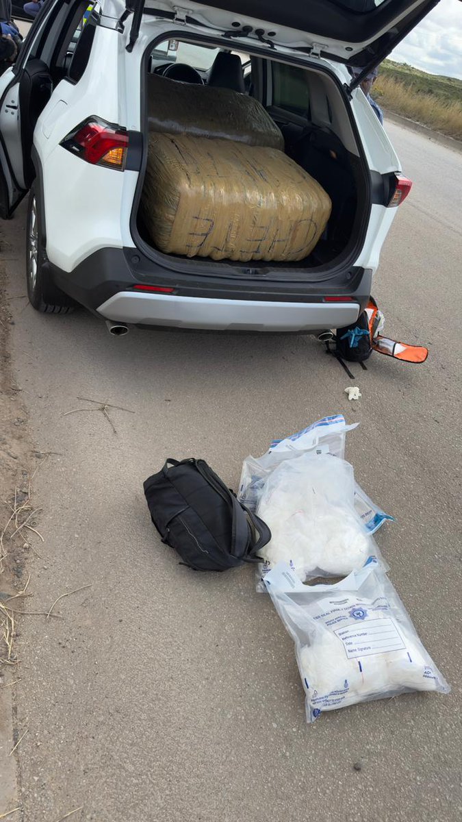 SAPoliceService's tweet image. #sapsEC #SAPS #FlyingSquad in Gqeberha has dealt a significant blow to the illicit drug trade following the confiscation of drugs valued at approximately R28 MIL and the arrest of three suspects on Thursday, 02/10 in Coega industrial area.

Members confiscated dagga and boxes…