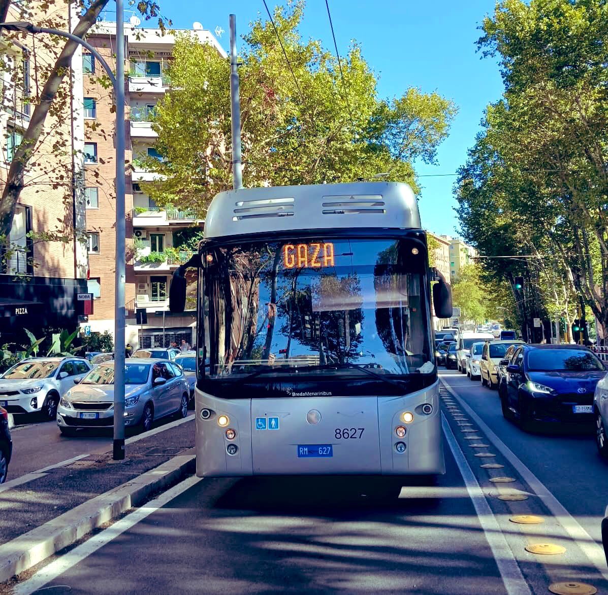 2 مليون إيطالي شاركوا في المظاهرات المتضامنة مع فلسطين اليوم في عموم إيطاليا في يوم إضراب عام دعت إليه النقابات وهو الثاني من نوعه في غضون أقل من أسبوعين دعما لغزة ولأسطول الصمود