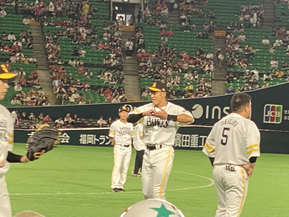 aaa1018sss's tweet photo. PayPayでの試合最終戦でした。
奮発してコカコーラシート3万円に座りました。おかげで選手がすぐそこにいて
めちゃくちゃ嬉しかったです💕

リーグ戦は後1試合
15日からはクライマックスがあります。
勝ち抜いてセリーグの王者と戦いたいですね、日本一になりたい🙏 https://t.co/5cWLFgpdaa