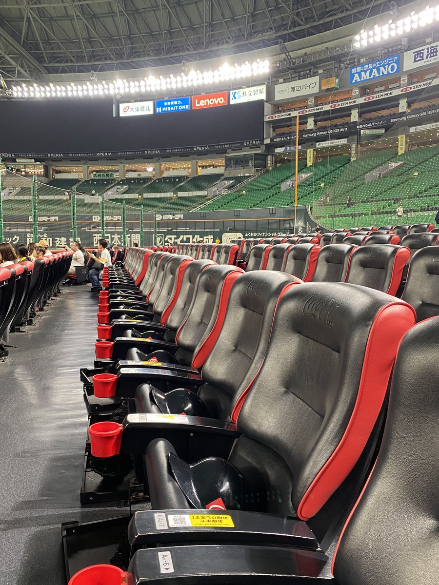 aaa1018sss's tweet photo. PayPayでの試合最終戦でした。
奮発してコカコーラシート3万円に座りました。おかげで選手がすぐそこにいて
めちゃくちゃ嬉しかったです💕

リーグ戦は後1試合
15日からはクライマックスがあります。
勝ち抜いてセリーグの王者と戦いたいですね、日本一になりたい🙏 https://t.co/5cWLFgpdaa