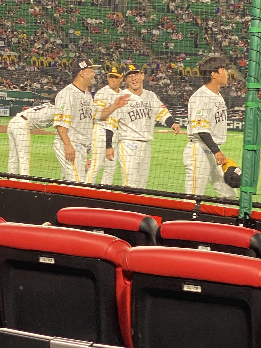 aaa1018sss's tweet photo. PayPayでの試合最終戦でした。
奮発してコカコーラシート3万円に座りました。おかげで選手がすぐそこにいて
めちゃくちゃ嬉しかったです💕

リーグ戦は後1試合
15日からはクライマックスがあります。
勝ち抜いてセリーグの王者と戦いたいですね、日本一になりたい🙏 https://t.co/5cWLFgpdaa