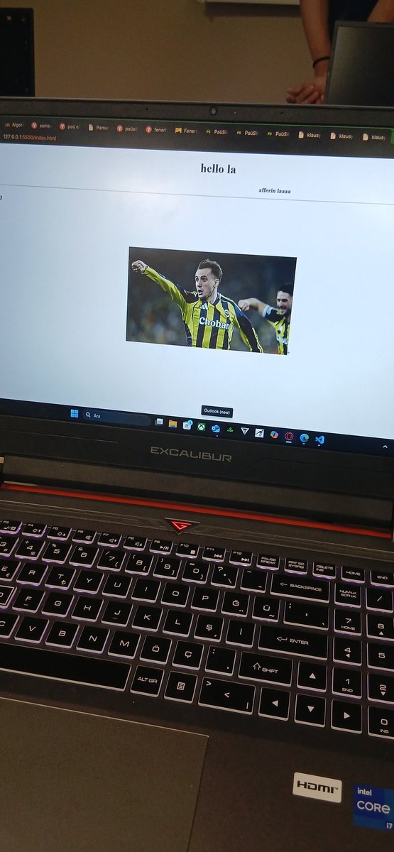 Web sitesi yapıyorduk hanfendiye bak ne kadar güzel oldu dedim gsli çıktı nsjsksks geçerken tırnakları sırtıma geçirdi