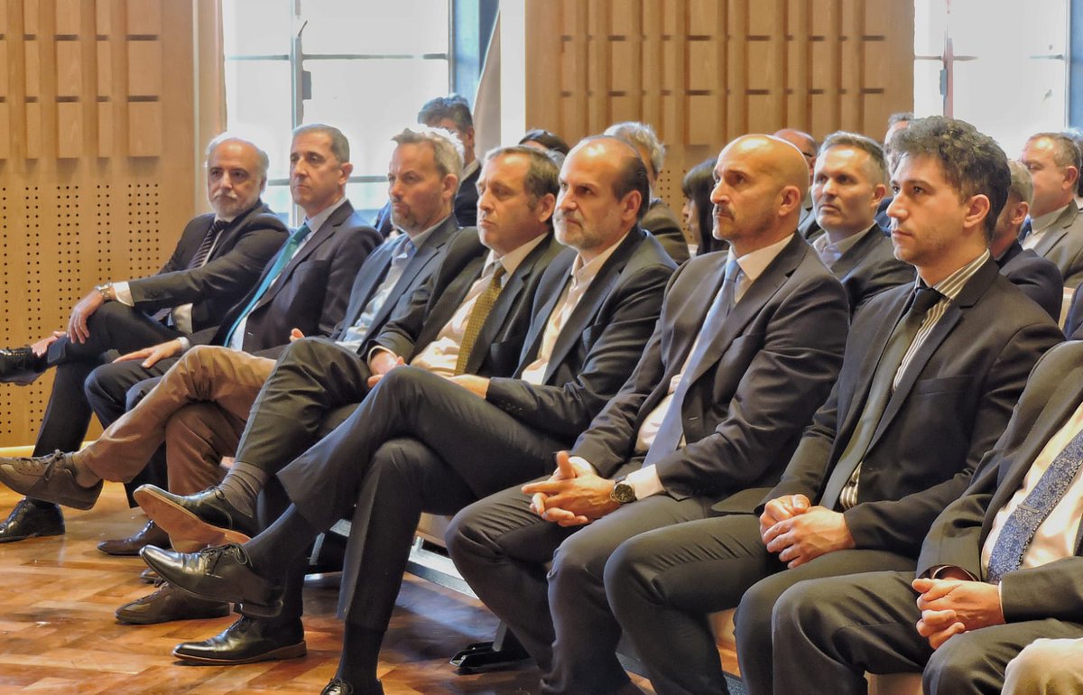 Ayer acompañamos la jura de la nueva Defensora Gral. Departamental de #BahíaBlanca, Paola Vannini, encabezada por el Procurador General de la Suprema Corte de Justicia Bonaerense, Julio Conte Grand.

Deseamos y esperamos lo mejor para su gestión que involucra a nuestra región ⚖️