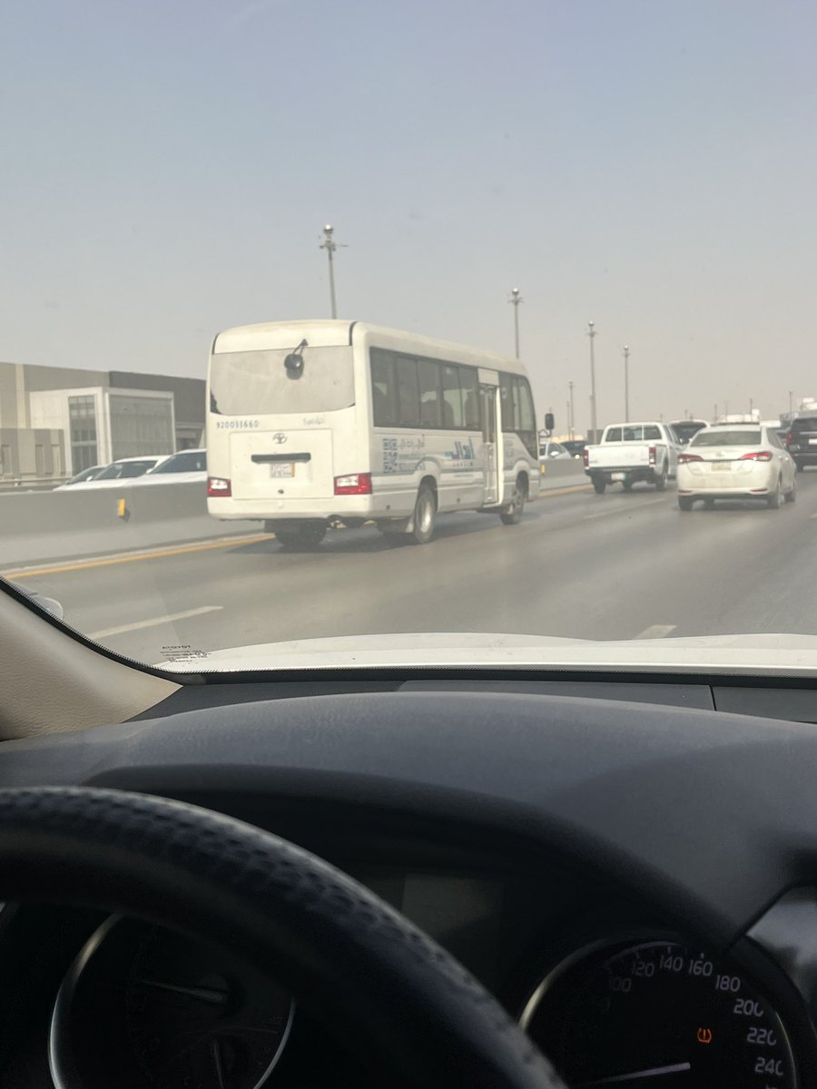 Saud1saif's tweet photo. @AbdalRec كيف ترى قيادتي ، ارى انحراف وتجاوز مركبات وعدم تقيد بالمسار من مسافة طويلة وهو ماسك المسار الايسر . الخميس ٢-١٠-٢٠٢٥ ظهراً خريص باتجاه الشرق https://t.co/1ABHKYraPJ