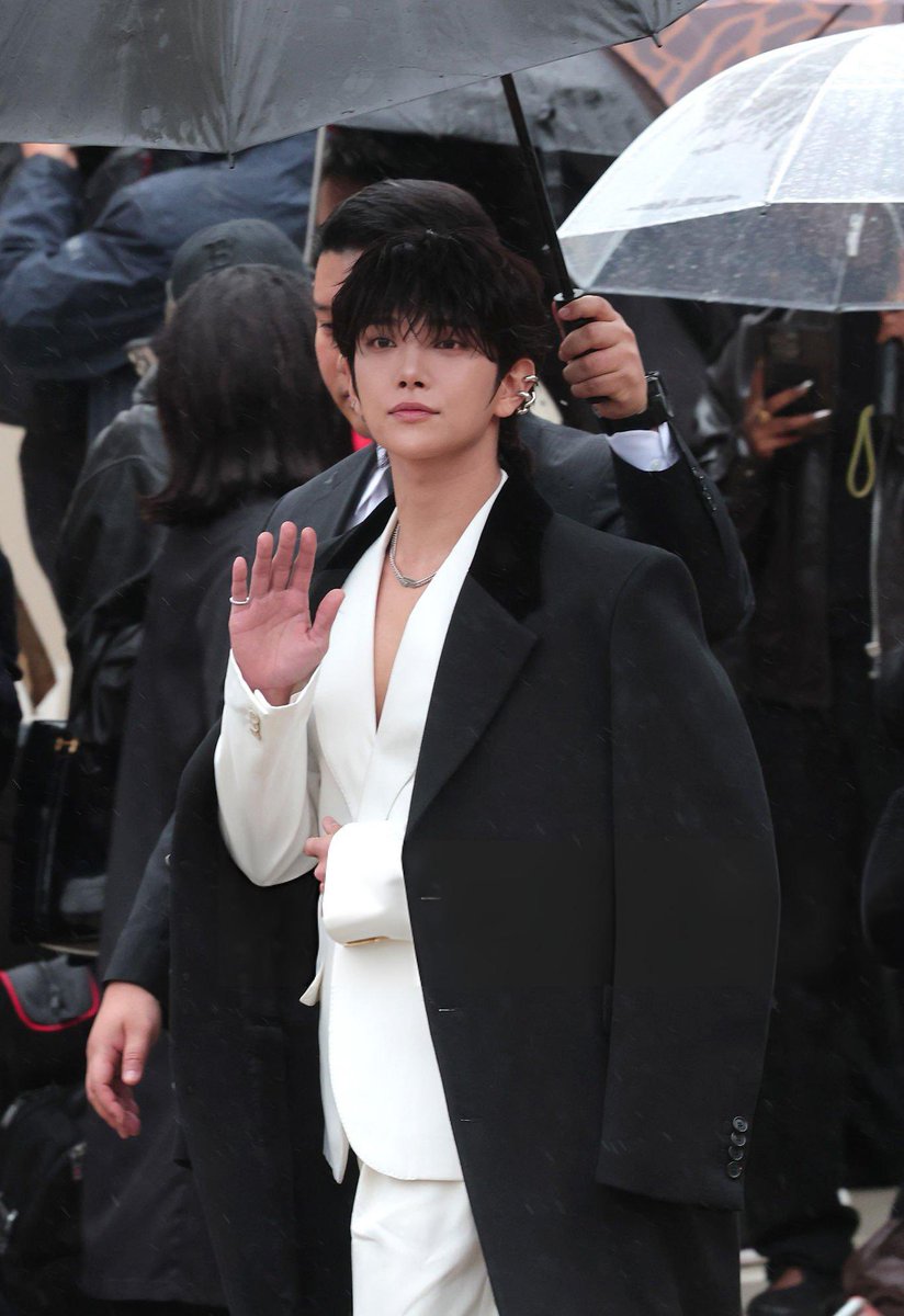 ho5hiii_kwon17's tweet image. [📸] 251004 
✦ JOSHUA #조슈아 at the Paris Fashion Week for GIVENCHY | Getty Images (Unwatermarked) 

JOSHUA AT GIVENCHY PFW
#JOSHUAxGIVENCHY
#GivenchySS26
#ParisFashionWeek 
@pledis_17 @givenchy