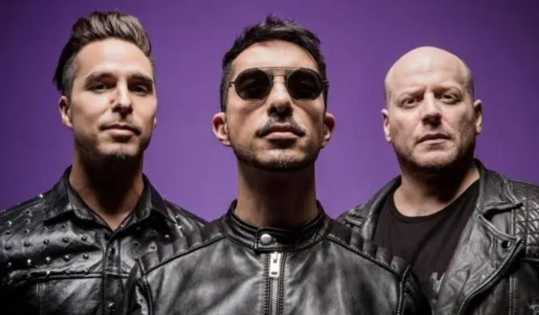 KID_A_OK's tweet photo. @Marialadelradio Falta el Depechito no??? #lookcito #Nuevecito https://t.co/sjZ9o9VJy2