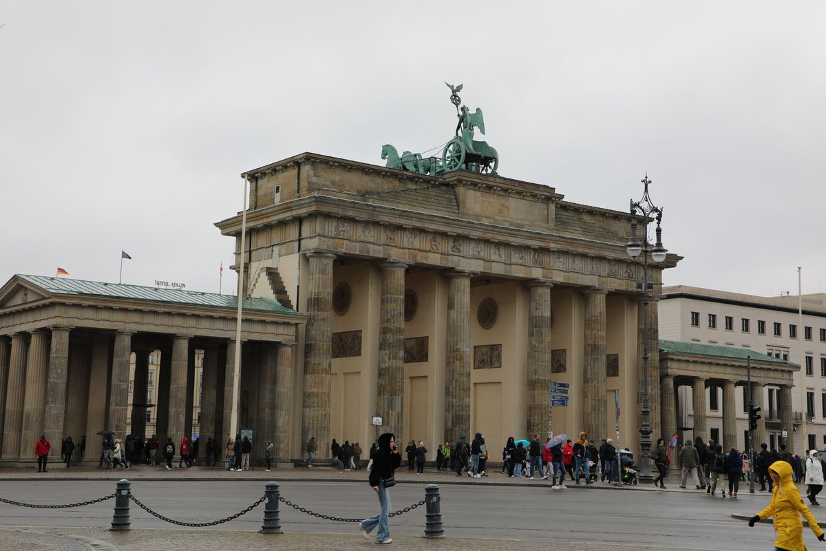 Herzlichen Glückwunsch zum Tag der
Deutschen Einheit .
۳ اکتبر روز اتحاد المان مبارک