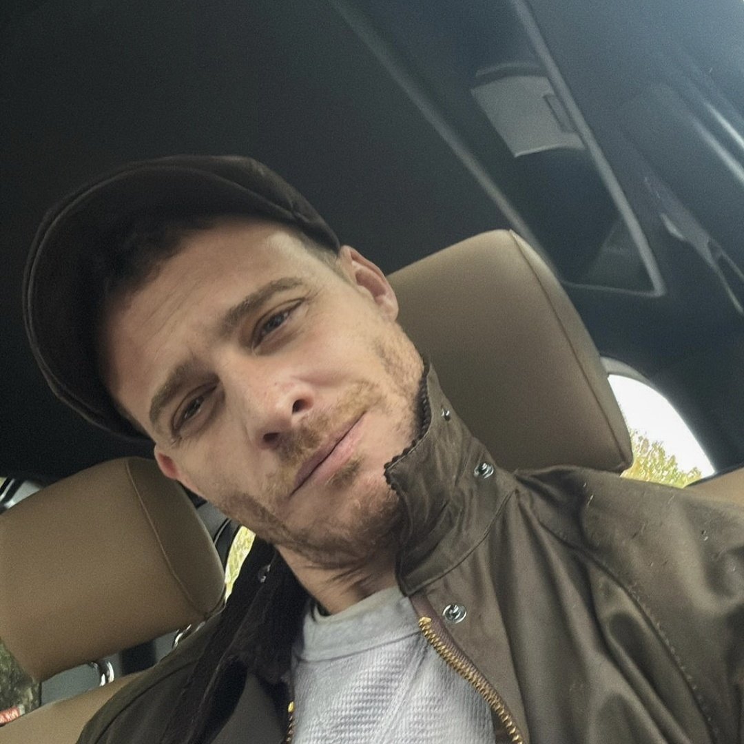 beklenenkral's tweet photo. Bu adamın karizması şaka değil. :)
Kerem Bürsin... https://t.co/F1nfBQHIfI