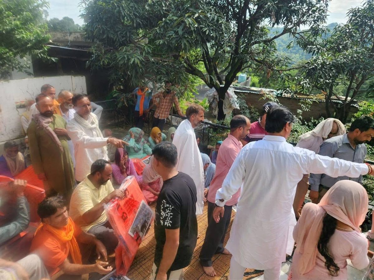 BJPNANDKISHORE's tweet photo. भारतीय जनता पार्टी के द्वारा बांटी  गई राहत सामग्री जय भा ज पा . https://t.co/gXqHf2kSEU