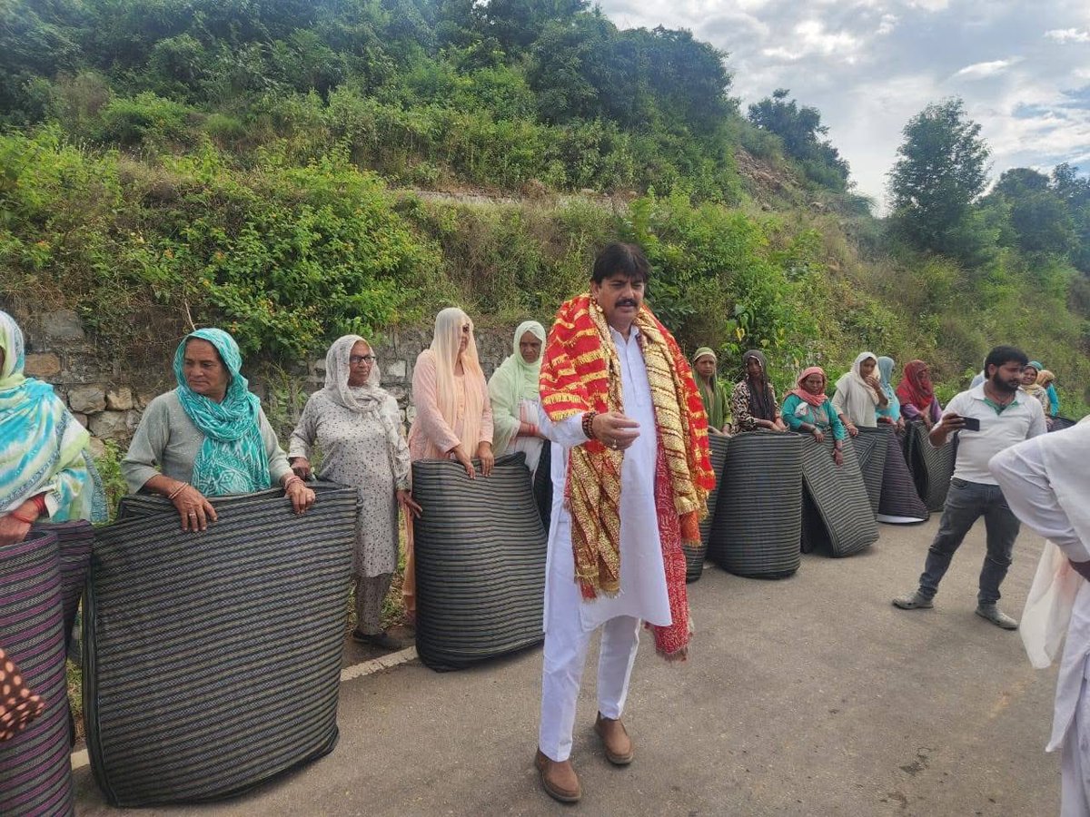 BJPNANDKISHORE's tweet photo. भारतीय जनता पार्टी के द्वारा बांटी  गई राहत सामग्री जय भा ज पा . https://t.co/gXqHf2kSEU