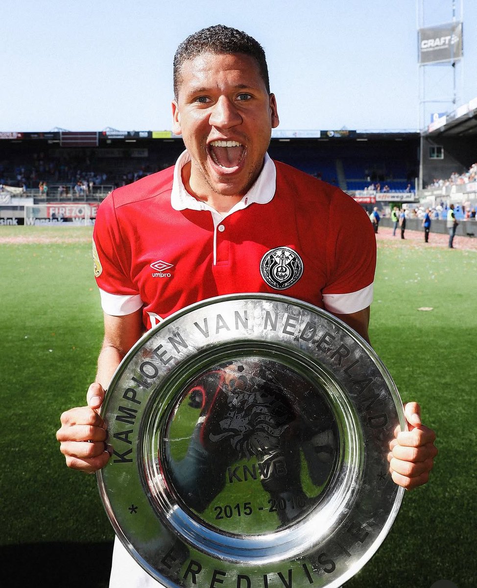 RoodwitPodcast's tweet photo. Vorige week zijn voetbalschoenen aan de wilgen gehangen en maandag in #deRoodWitPodcast.
@jeffreybruma!!!!!!
Samen met Jeffrey bespreken wij;
#levPSV, #pecPSV en natuurlijk de periode van Jeffrey bij PSV!

Wat moeten wij zeker bespreken? Zet het 👇in de comments.
#UCL #PSV https://t.co/MVWQz5H7YI