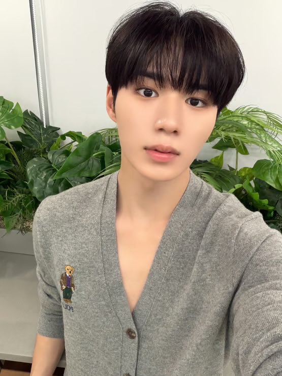 KJUNSEOGLOBAL's tweet photo. [📸] 251004 | PLUS CHAT UPDATE

Today’s live was so much fun!! I was really happy to be able to chat with you all and answer your questions. I’ll come back again with the members next time!! I love you 🤍🫧 Good night 🌙✨

#KIMJUNSEO #김준서 #ALPHADRIVEONE #ALD1 #알파드라이브원 https://t.co/zNMl1c3gmY