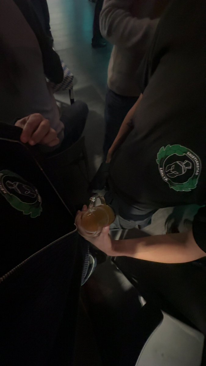 Bavern1312's tweet photo. Sa nån seriepremiär?🍻 https://t.co/NWGiINrXUG