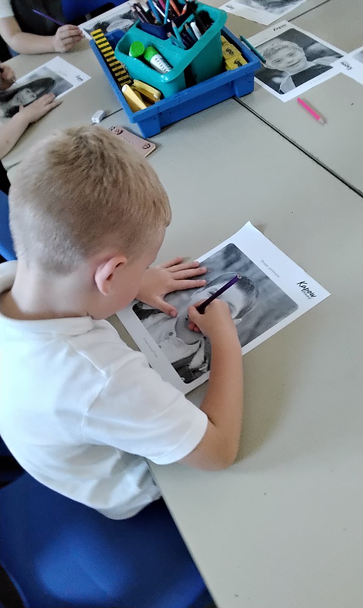 scargill_school's tweet image. In art this week, Badgers explored shapes found on portraits, including some organic shapes. @kapowprimary