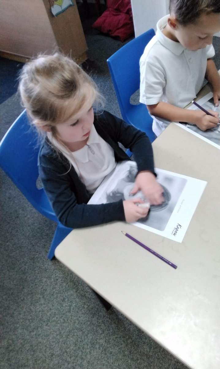 scargill_school's tweet image. In art this week, Badgers explored shapes found on portraits, including some organic shapes. @kapowprimary