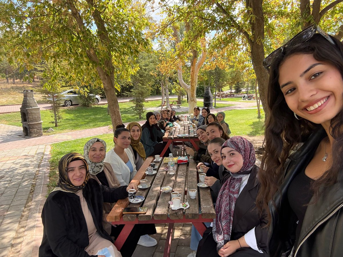 KonyaKYGM's tweet photo. 📍 Çumra Yurdu
🧭 Pusula Projesi

Son sınıf öğrencilerimiz kahve eşliğinde yeni kayıt yaptıran öğrencilerimizle bilgi ve tecrübelerini paylaştı. ☕✨
@OA_BAK @gencliksporbak https://t.co/fQuCCv8faG
