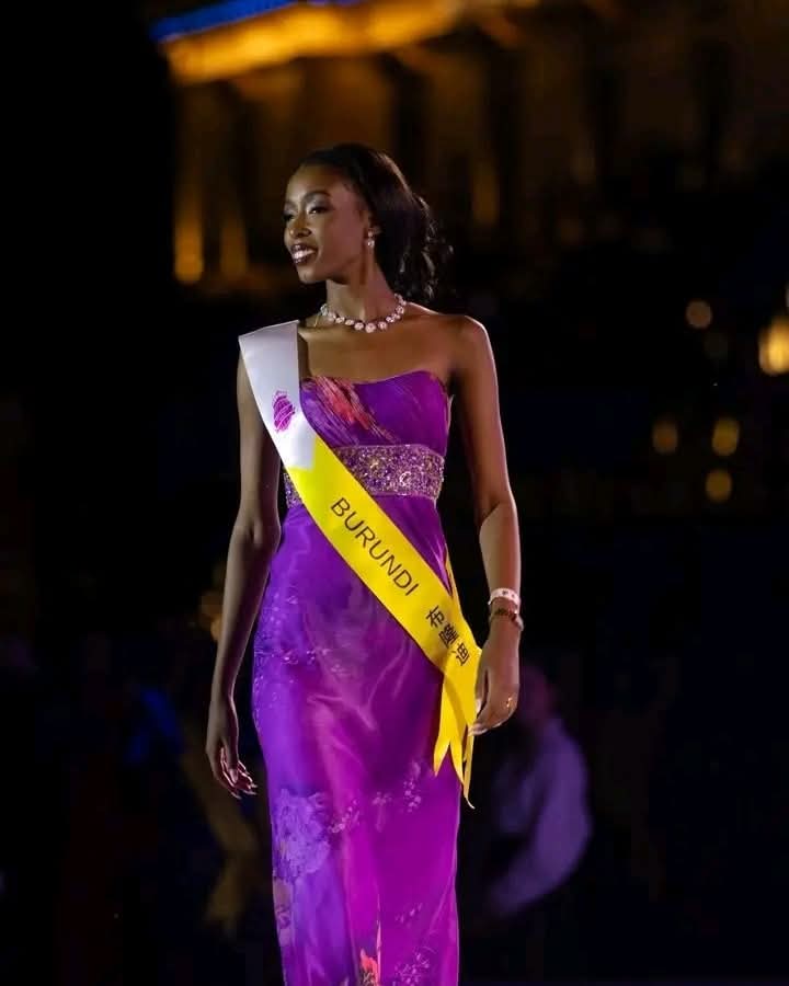 IrisNews_'s tweet photo. 🥻 #MissTourismWorld2025 : La représentante du Burundi refuse le bikini 

 La candidate représentant le #Burundi est apparue en tenue "particulière", différente de celle des autres en balnéaire deux-pièces.

🗺️ Dans cette compétition qui se déroule à #Changde en #Chine depuis le 12 septembre et se clôture 3 octobre 2025, la Burundaise Carly Darice Ingabire participe aux côtés d'autres candidates venant de 70 nationalités. 

🇧🇮 Son choix de tenue interprété par ceux qui suivent de près ce concours comme un signe de respect des valeurs culturelles burundaises d’autant plus que les règles du concours obligent souvent des codes vestimentaires. https://t.co/5QPnSs97DY 

#Burundi #IrisNews