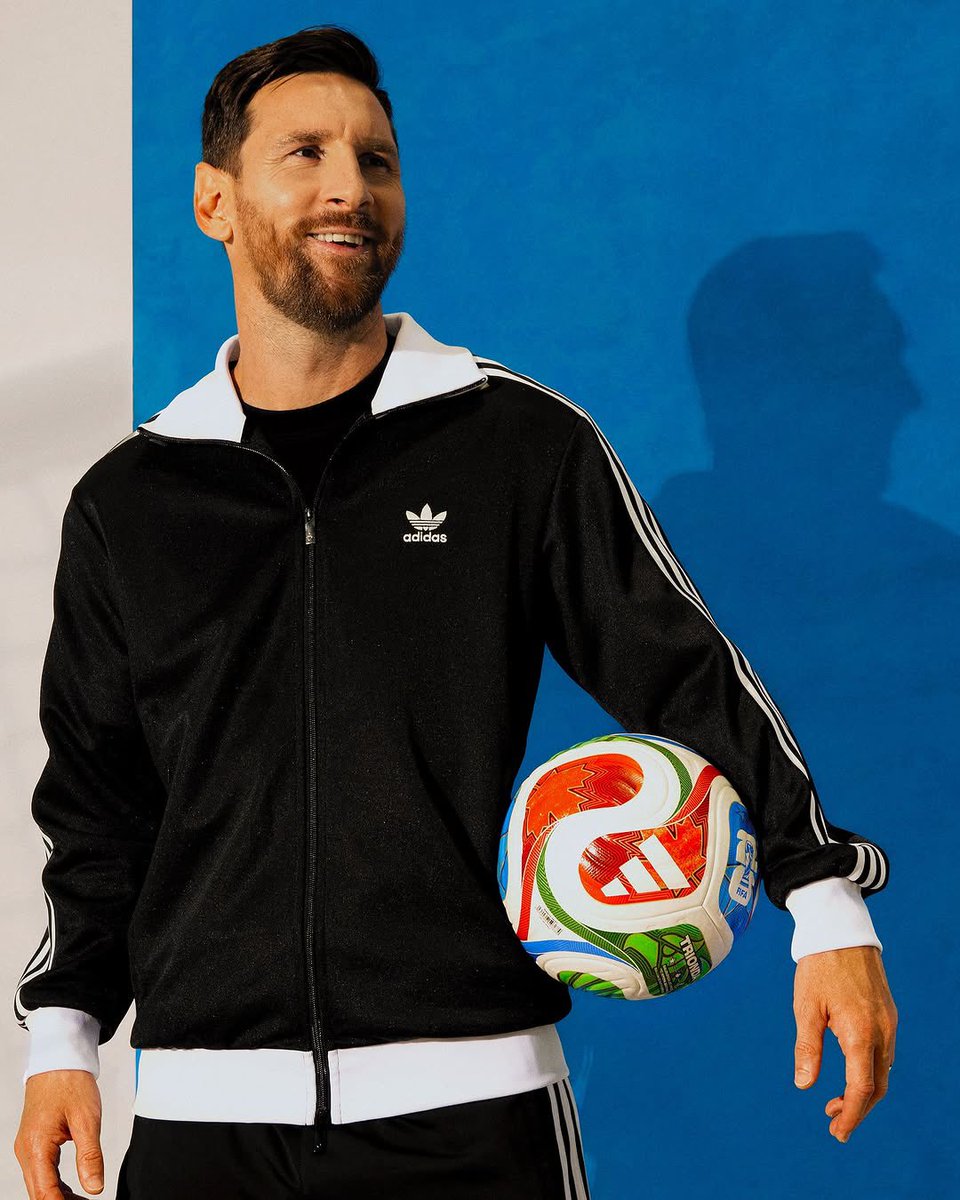 10msb's tweet image. Messi With the 2026 World Cup Ball 🤩🇦🇷⚽️

ميسي مع كرة كأس العالم 😍🏆⚽️

#Argentina | #worldcup | #worldcup2026 | #كاس_العالم