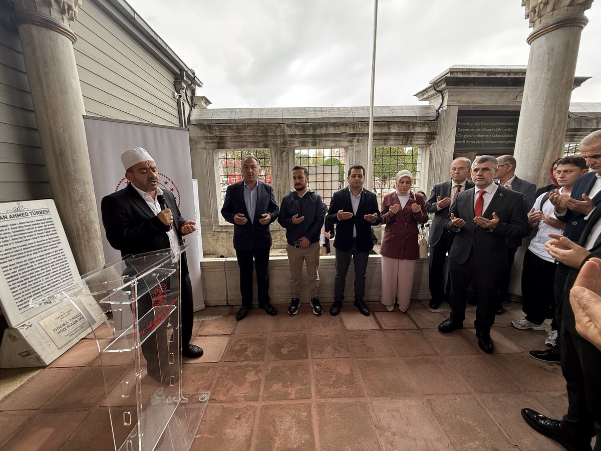 Keskin_Huseyin's tweet photo. İstanbul Kültür Yolu Festivali kapsamında, 3 Ekim – 8 Aralık tarihleri arasında ziyarete açık olacak
“Bir Fatiha, Bir Lokma: Türbelerde İkram Kültürü” sergimizin açılışını dualarla gerçekleştirdik.

Sergide; aşure testileri, şifa tasları, şerbet takımları ve porselen kaplar gibi nadide eserler yer almakta. Bu objeler, toplumumuzda köklü bir yere sahip olan ikram geleneğinin, hayır ve paylaşma anlayışının somut yansımaları olarak karşımıza çıkıyor.

Sergimizi hazırlayan İstanbul Türbeler Müzesi Müdürümüz Sn. Ebuzer Gümüş ve ekibine, ayrıca kahve ikramıyla katkıda bulunan Kuru Kahveci Mehmet Efendi’ye teşekkür ederiz.

Bu anlamlı serginin hayırlara vesile olmasını diliyor, kültür ve sanat dostlarını bekliyoruz.