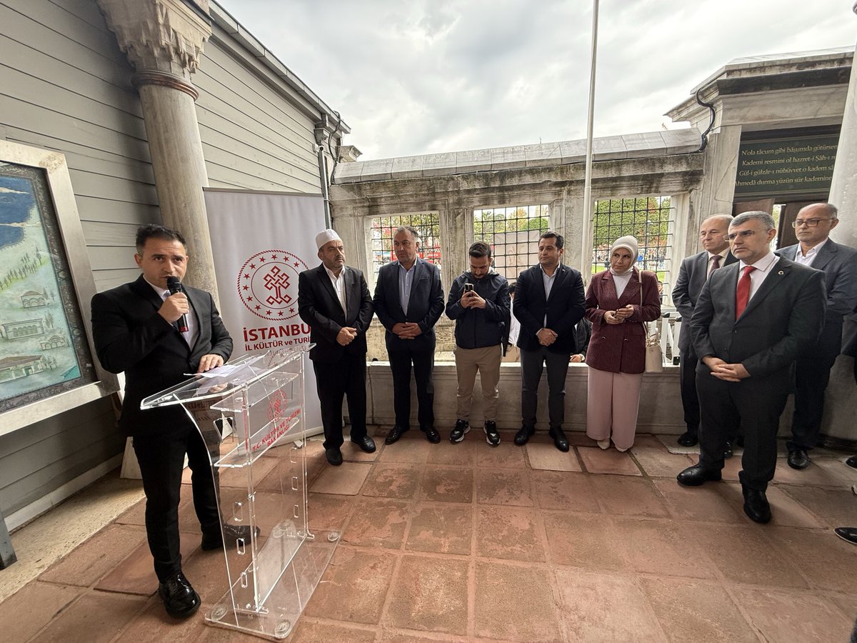 Keskin_Huseyin's tweet photo. İstanbul Kültür Yolu Festivali kapsamında, 3 Ekim – 8 Aralık tarihleri arasında ziyarete açık olacak
“Bir Fatiha, Bir Lokma: Türbelerde İkram Kültürü” sergimizin açılışını dualarla gerçekleştirdik.

Sergide; aşure testileri, şifa tasları, şerbet takımları ve porselen kaplar gibi nadide eserler yer almakta. Bu objeler, toplumumuzda köklü bir yere sahip olan ikram geleneğinin, hayır ve paylaşma anlayışının somut yansımaları olarak karşımıza çıkıyor.

Sergimizi hazırlayan İstanbul Türbeler Müzesi Müdürümüz Sn. Ebuzer Gümüş ve ekibine, ayrıca kahve ikramıyla katkıda bulunan Kuru Kahveci Mehmet Efendi’ye teşekkür ederiz.

Bu anlamlı serginin hayırlara vesile olmasını diliyor, kültür ve sanat dostlarını bekliyoruz.