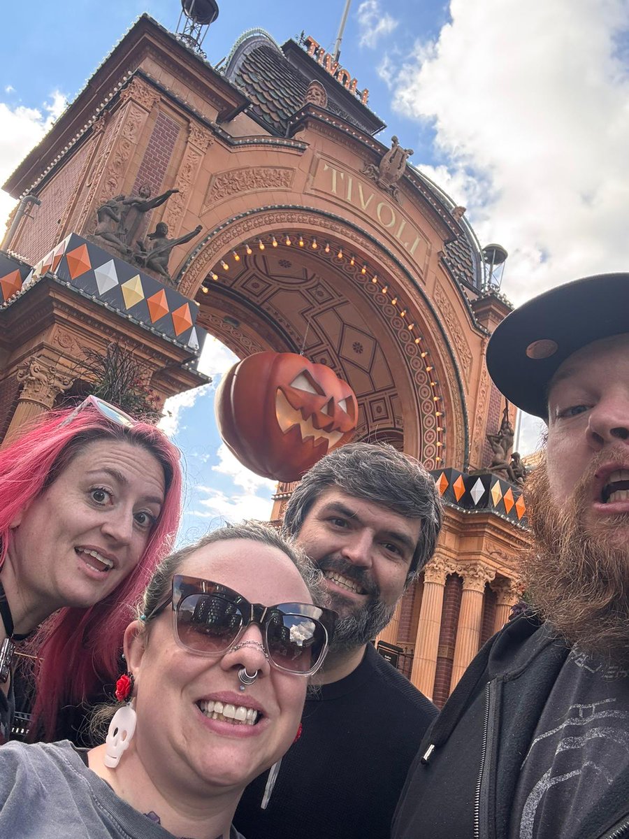 Mrs Whathefucksit tweet media