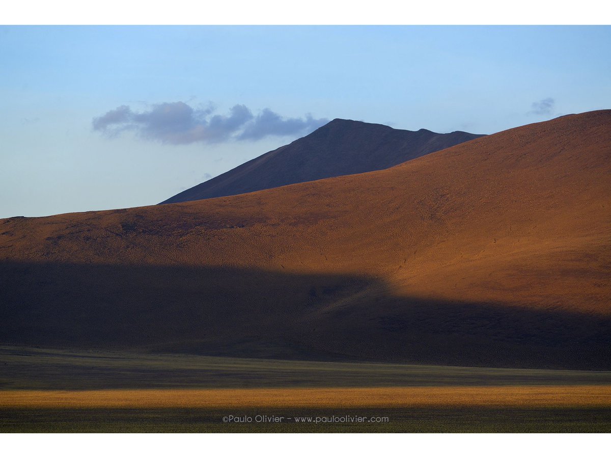 El trabajo de Youtube me ha consumido gran parte del tiempo durante mi último año.
Por alguna razón, cada cierto tiempo me veo obligado a revisar algunas carpetas y van apareciendo imágenes especiales como esta, que refuerza todo mi amor por los paisajes desérticos del norte.