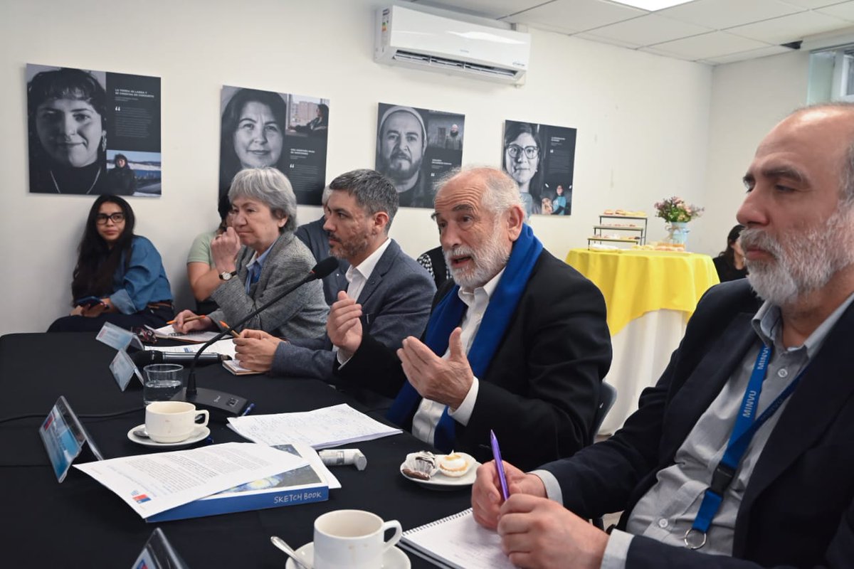 Minvu's tweet photo. El ministro Carlos Montes presentó resultados del Déficit Habitacional Cuantitativo en el país, según datos del Censo 2024. El requerimiento de nuevas viviendas es de 491.804, un 7,5% del total de los hogares a nivel nacional, una baja progresiva de más de 10 puntos desde 2002🏘️ https://t.co/Coc0Q8U6LL