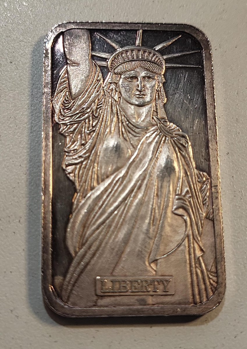 SilverBarStackr's tweet photo. 🗽 5K MINTED 🗽 1oz Johnson Matthey Centerre 1982 MTB Liberty Trade Silver Bar

$99 Pre-Bid on @whatnot:
https://t.co/bDBLd12kI0

#Vintage #Silver #Bar #MTB #Centerre #JohnsonMatthey #JM #JMC #Stacker #Gold #PreciousMetals #Platinum #Palladium #Rare #Bullion https://t.co/mqicgXUpCk