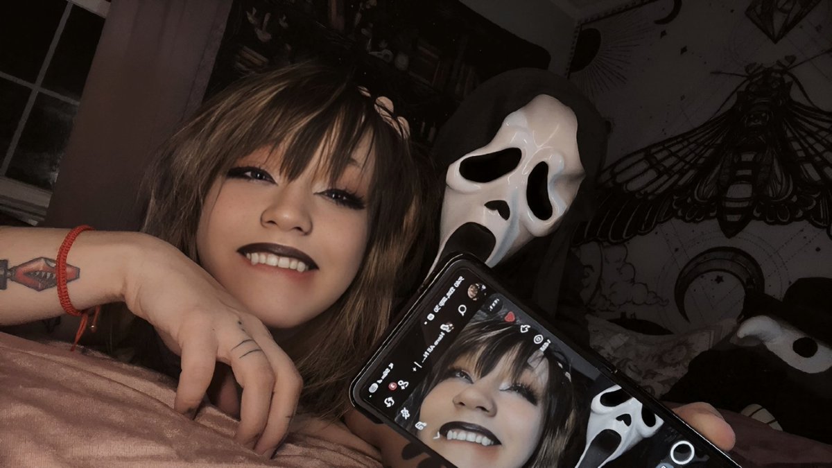 Coophound's tweet photo. Smile for the Camera 👻 https://t.co/U0BL57prtY