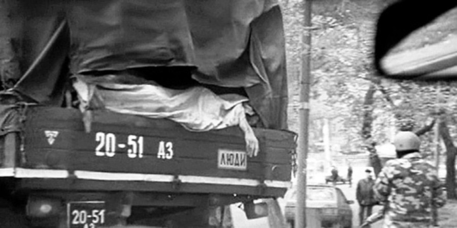 Дни 32 года назад, когда у России не осталось никаких "защитников страны", кроме собственного народа, когда бляди со звездочками из всех силовых ведомств - устроили военную хунту и пошли предавать и убивать собственный народ, ради выслуживания перед вышвырнутым народом Ельциным