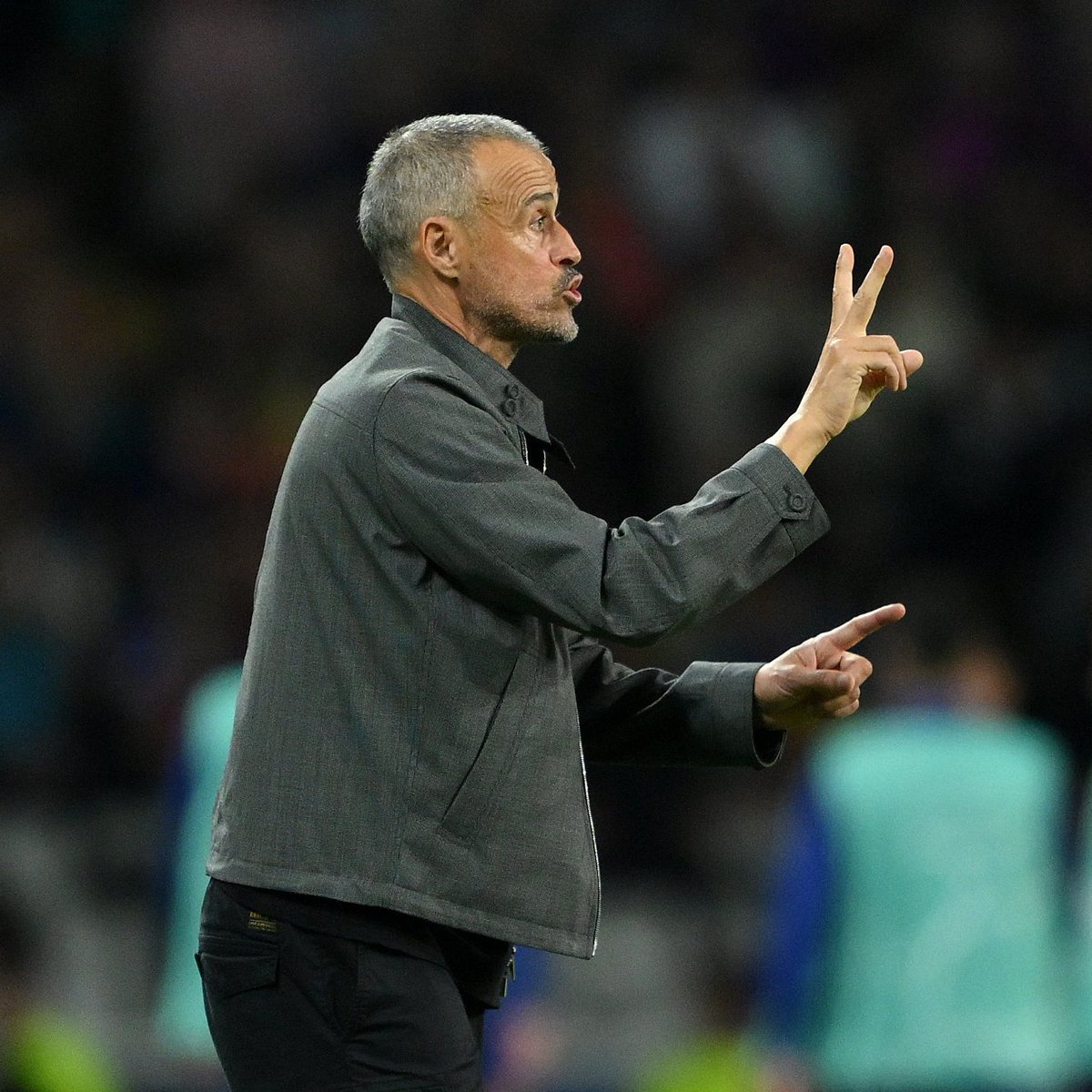 TouchlineX's tweet image. 🚨 Luis Enrique is once again showing why many call him the best coach in the world. 👑

At Montjuïc, PSG went into halftime 1-1 against Barça after a fierce opening. Enrique didn’t shout or panic—he calmly told his players: “There will be space, keep persisting, and you’ll find…