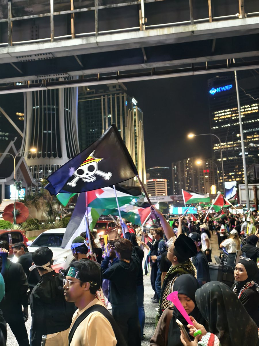 Bermula lepas Jumaat sampai malam, himpunan tak surut. Penganjur silih berganti.

Tidak kisah dua atau lebih kelompok berbeza.

Tujuan tetap sama iaitu break the silence.

Di tengah lautan bendera, terselit pula bendera One Piece.