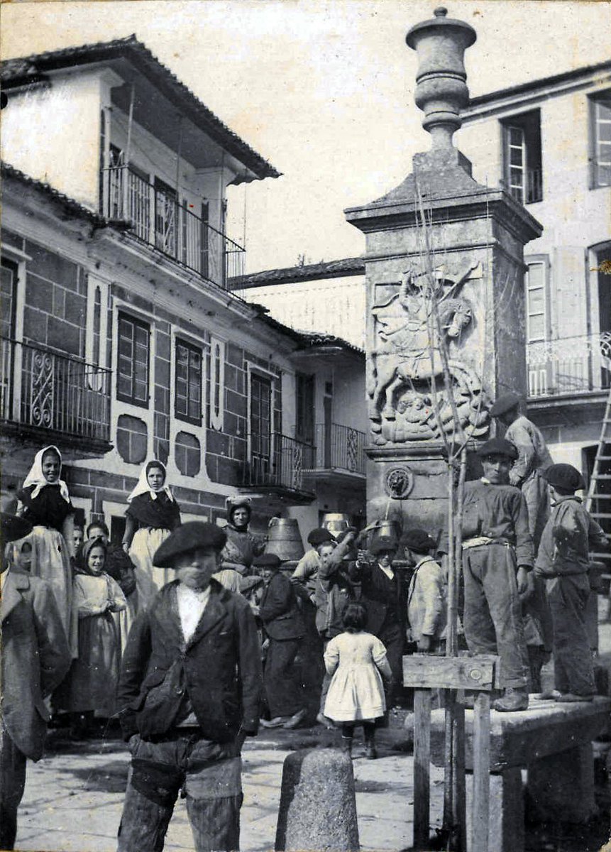 navoltadafolla's tweet photo. Redondela e proximidades. Mirade as rapazas da primeira foto, que deben estar subidas a algo, tan 'casuais'. https://t.co/0yPQPRTVEH