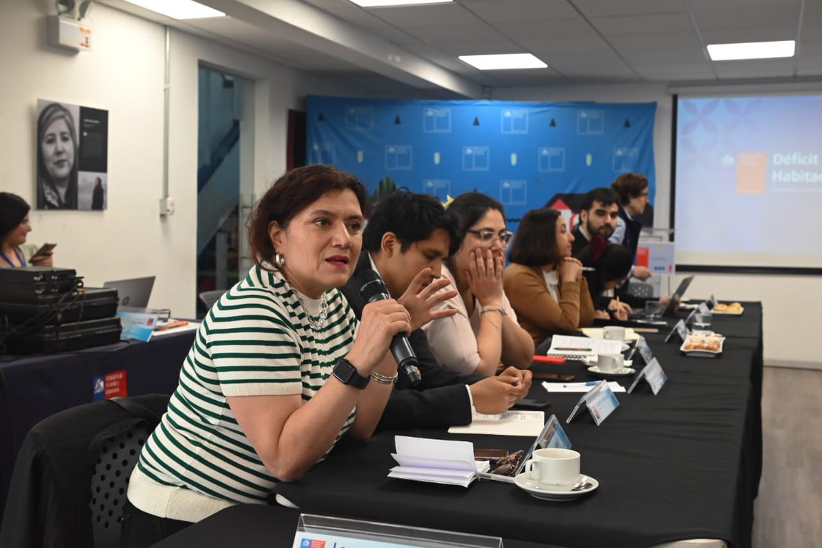 Minvu's tweet photo. El ministro Carlos Montes presentó resultados del Déficit Habitacional Cuantitativo en el país, según datos del Censo 2024. El requerimiento de nuevas viviendas es de 491.804, un 7,5% del total de los hogares a nivel nacional, una baja progresiva de más de 10 puntos desde 2002🏘️ https://t.co/Coc0Q8U6LL
