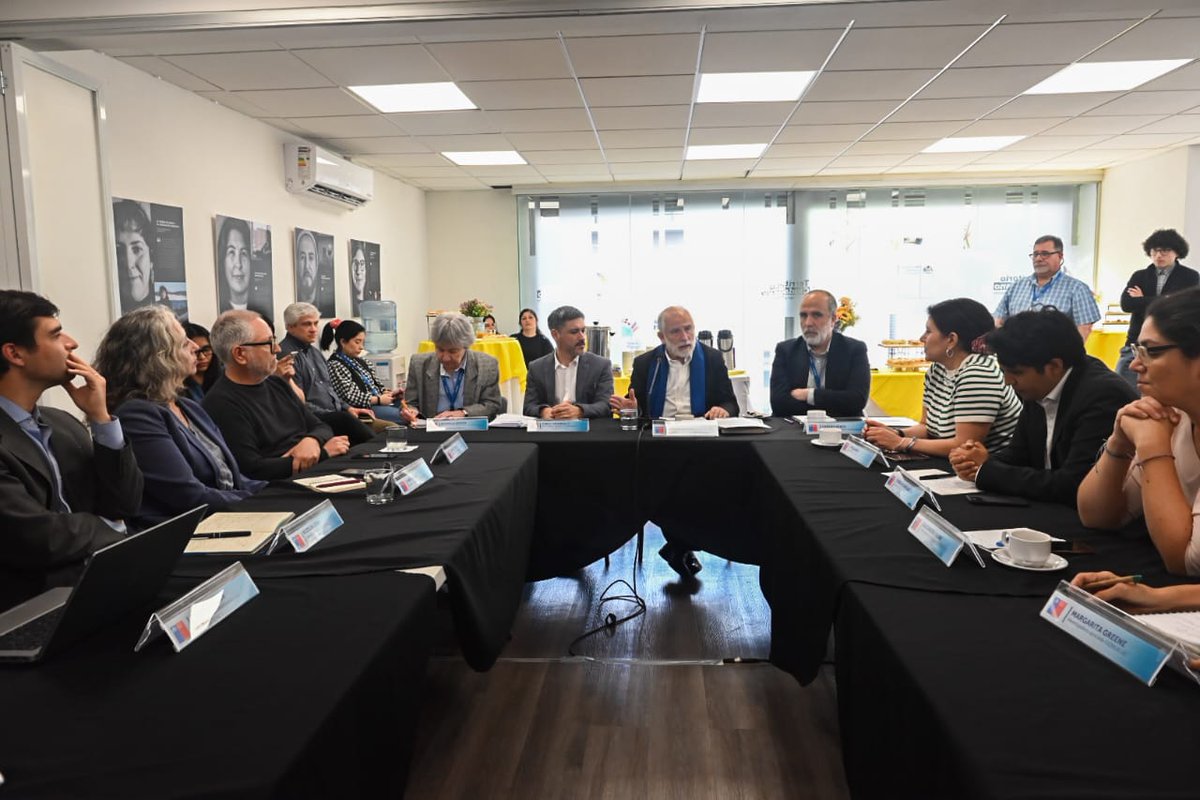 Minvu's tweet photo. El ministro Carlos Montes presentó resultados del Déficit Habitacional Cuantitativo en el país, según datos del Censo 2024. El requerimiento de nuevas viviendas es de 491.804, un 7,5% del total de los hogares a nivel nacional, una baja progresiva de más de 10 puntos desde 2002🏘️ https://t.co/Coc0Q8U6LL