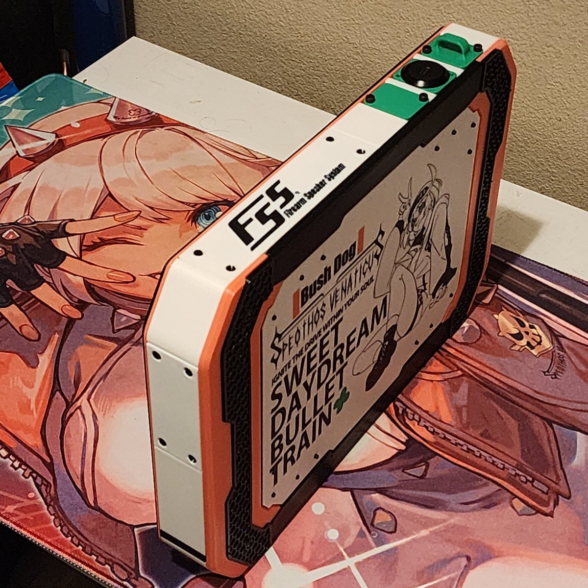 The Elphbox is here! 
This has been assembled almost entirely with 3D printed parts with a design by <a href="/cpaoryee/">oryee</a>, thank you!
I also want to thank <a href="/Borcheim/">Borch @ FROSTYS 💫</a> for the custom front artwork piece and <a href="/blizzardingpike/">pike🍀@ FROSTY FAUSTINGS 2026</a> for providing the back art featuring Bush Dog Elphelt!
Let's Rock!