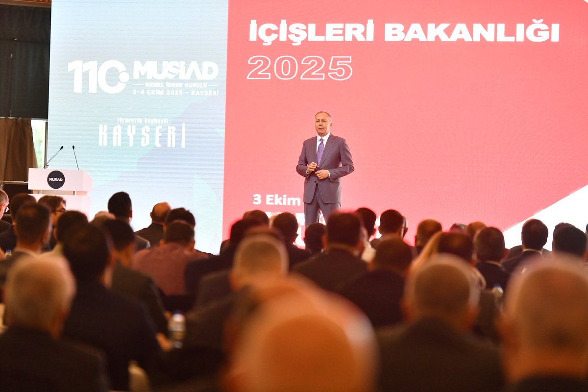 MUSIAD's tweet photo. 110. Genel İdare Kurulumuzu teşrif eden T.C. İçişleri Bakanımız Sayın Ali Yerlikaya (@AliYerlikaya), üyelerimize kapsamlı bir sunum gerçekleştirdi. 

Devletimizin güvenlik ve kamu düzeni politikalarına ilişkin güncel gelişmeleri paylaşan Sayın Bakanımıza, kıymetli sunumları için teşekkür ediyoruz.