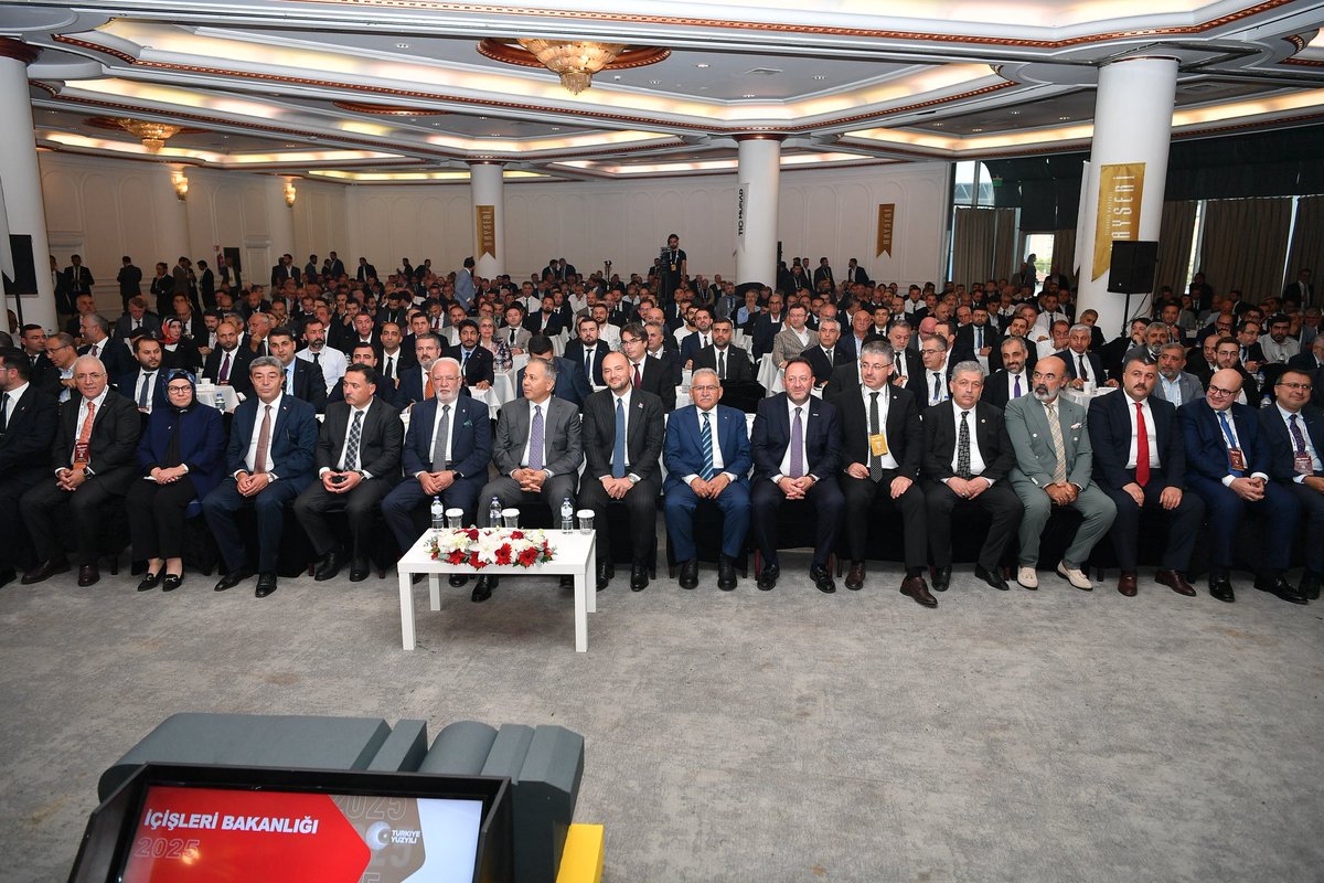 110. Genel İdare Kurulumuzu teşrif eden T.C. İçişleri Bakanımız Sayın Ali Yerlikaya (<a href="/AliYerlikaya/">Ali Yerlikaya</a>), üyelerimize kapsamlı bir sunum gerçekleştirdi. 

Devletimizin güvenlik ve kamu düzeni politikalarına ilişkin güncel gelişmeleri paylaşan Sayın Bakanımıza, kıymetli sunumları için