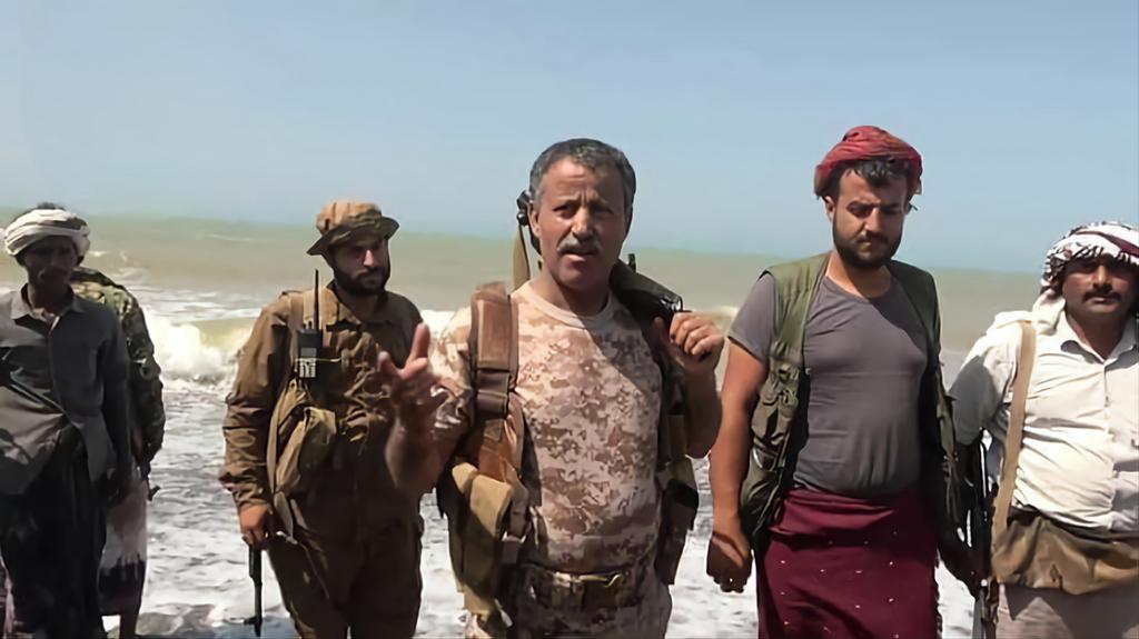 وزير الدفاع اليمني اللواء محمد ناصر العاطفي في تحذير شديد اللهجة للأمريكي من سواحل البحر الأحمر:

نُحذر أمريكا من الدخول في هذة الحرب لأنها ستكون هي الخاسر. وعليها ألا تنجر وراء الكيان الصهيو ني.