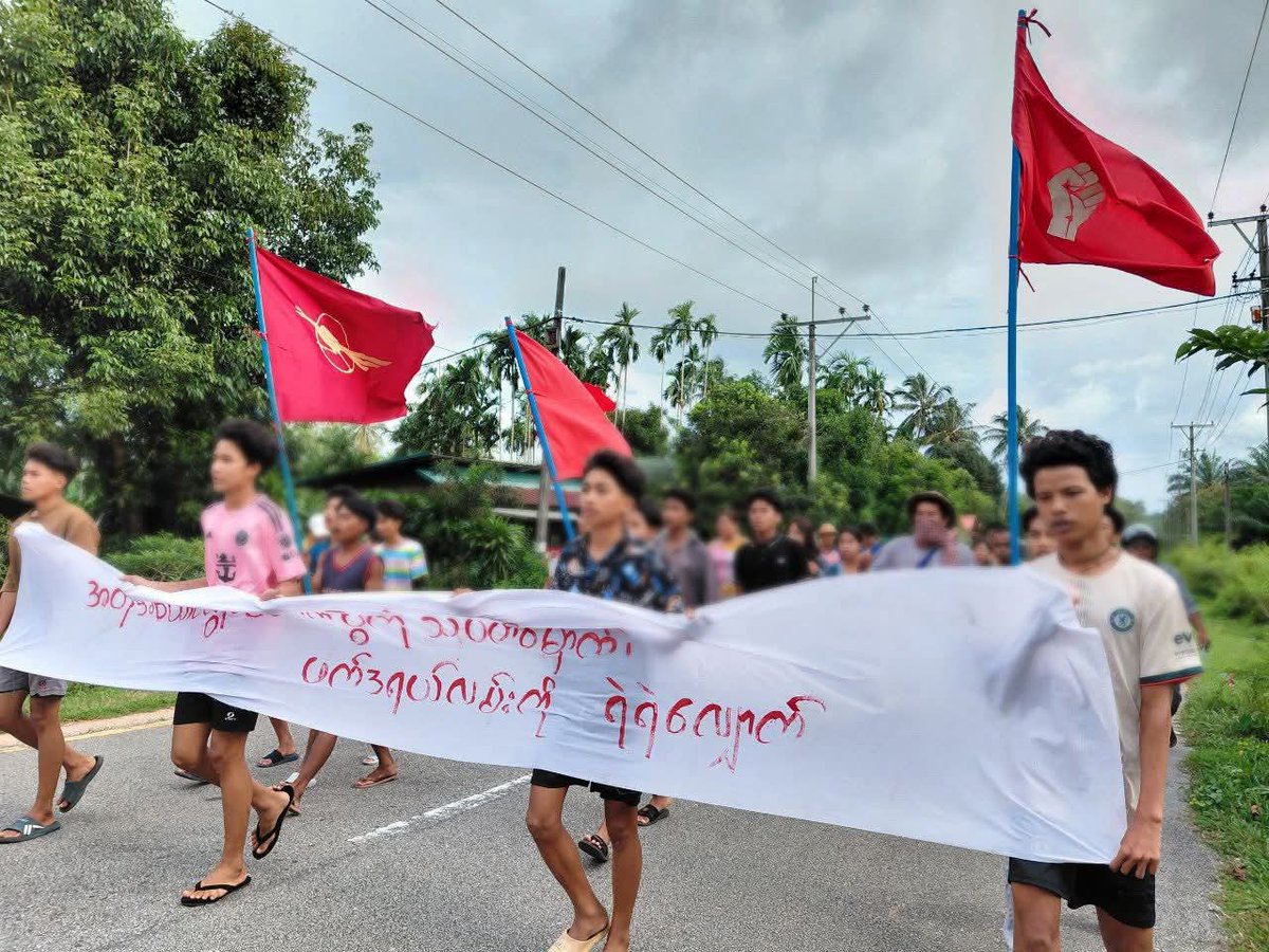naingnaingaung's tweet photo. In Tanintharyi Region, the DDMSC led a peaceful anti-coup protest march today. Their banner read: "Boycott fake election, march bravely on federal road."
#DaweiProtest
#2025Oct3Coup
#WhatsHappeningInMyanmar https://t.co/Lc46x5dyBL