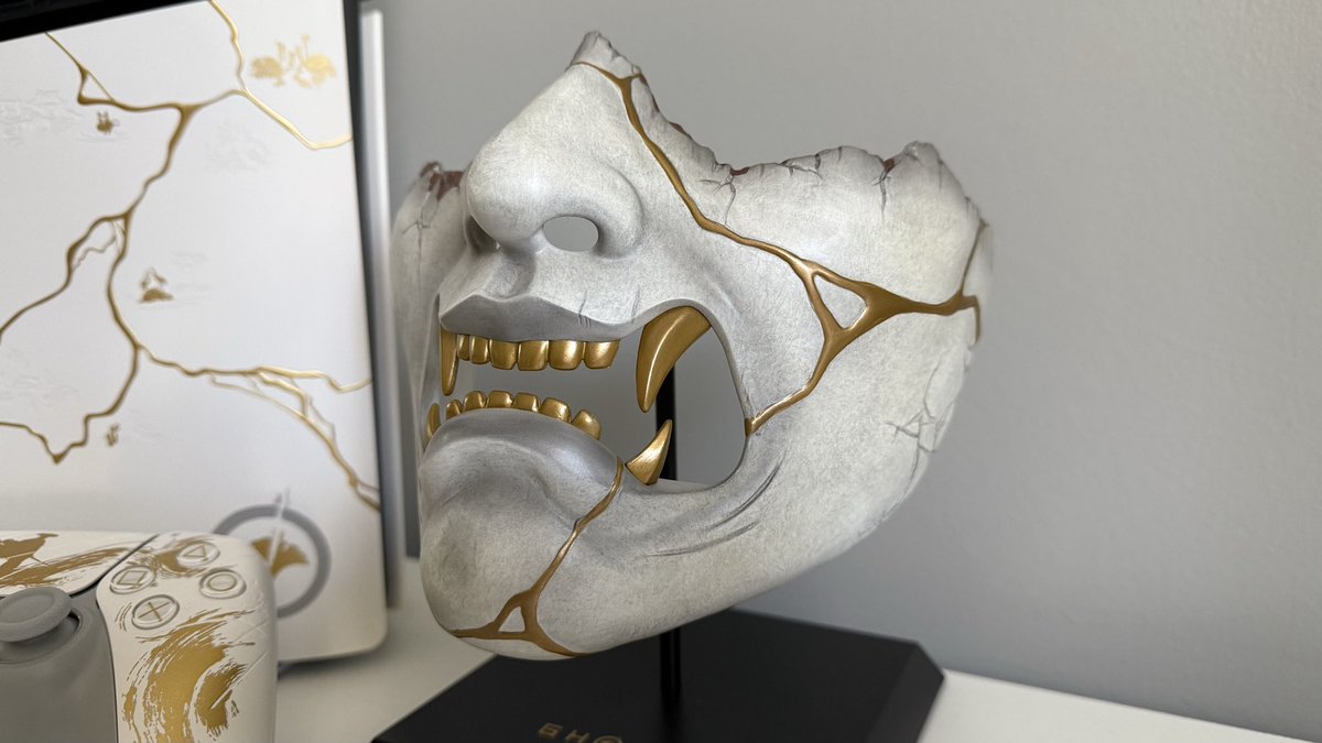 The hardware for Ghost of Yōtei has such incredible attention to detail. The raised kintsugi on the plates and the battle damage on the controller. Very thoughtful collection <a href="/SuckerPunchProd/">Sucker Punch Productions</a>