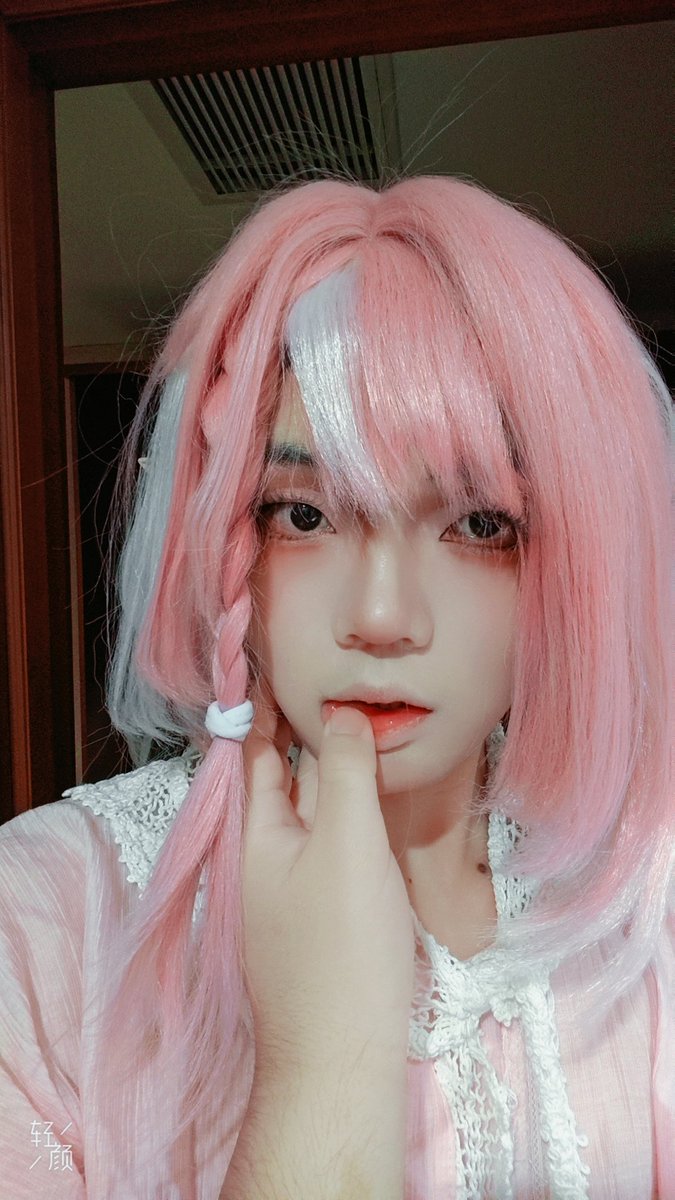 deaanchora34's tweet photo. 假期有的人还躺在出租屋吃拼好饭，而我已经开始吃上金主爸爸了 #男娘 #伪娘 #cosplay #爱莉希雅 #女装 https://t.co/tbLhSsr9Ad