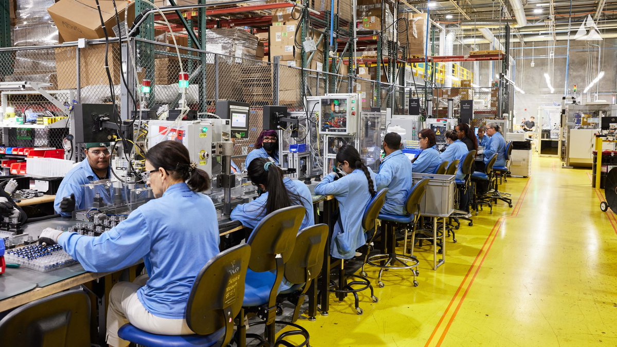 axon_us's tweet image. This #ManufacturingDay, we’re celebrating our amazing Manufacturing team that brings Axon products to life with precision and consistency. Their commitment to quality and attention to detail helps deliver the technology trusted by public safety agencies and organizations around