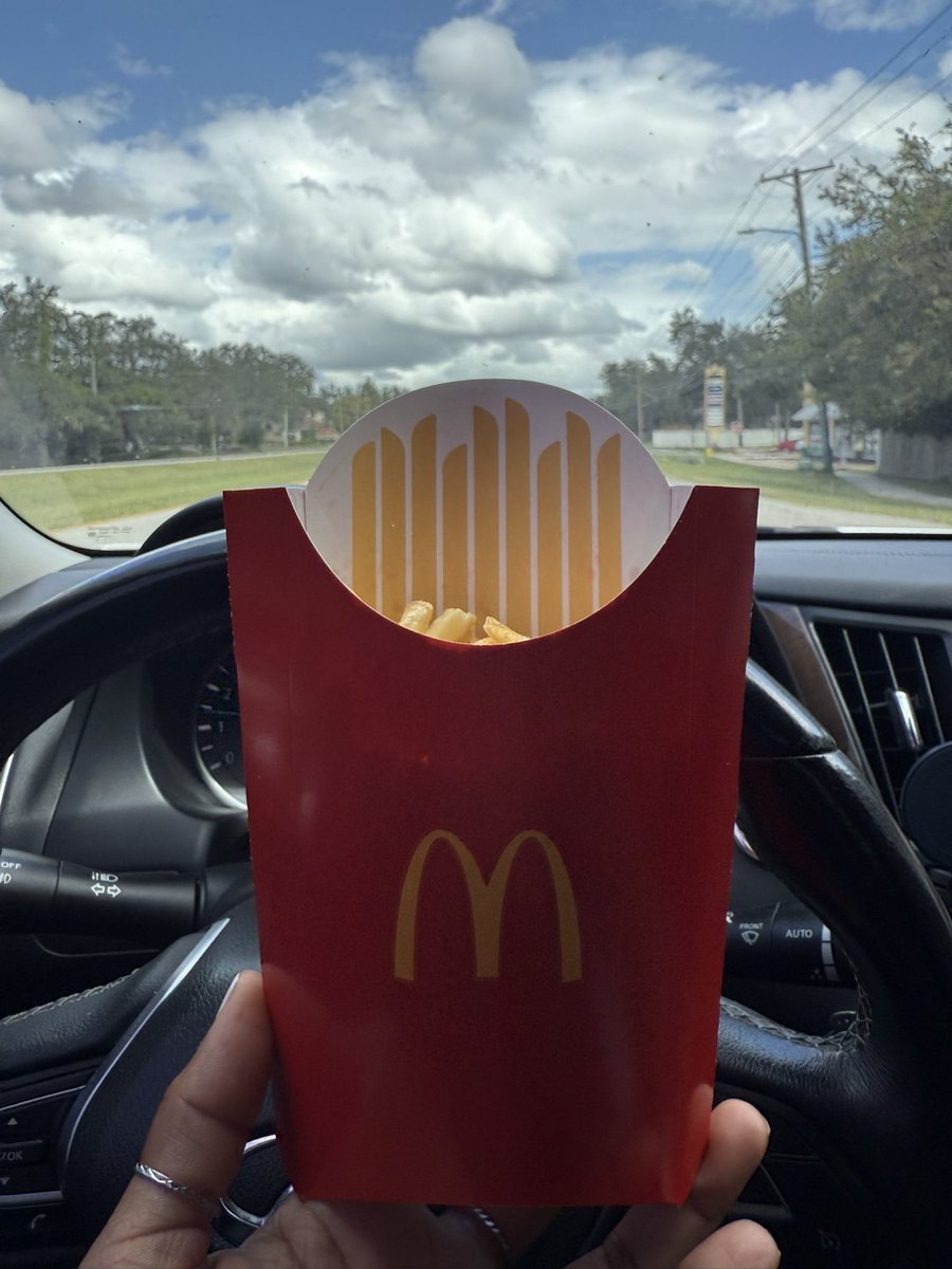reckthisabandon's tweet photo. So, @McDonalds y’all just arbitrarily decide what’s considered full in a damn near $6 large fry?? And also, what the hell is this in the container?!? https://t.co/i8te1SUFaR