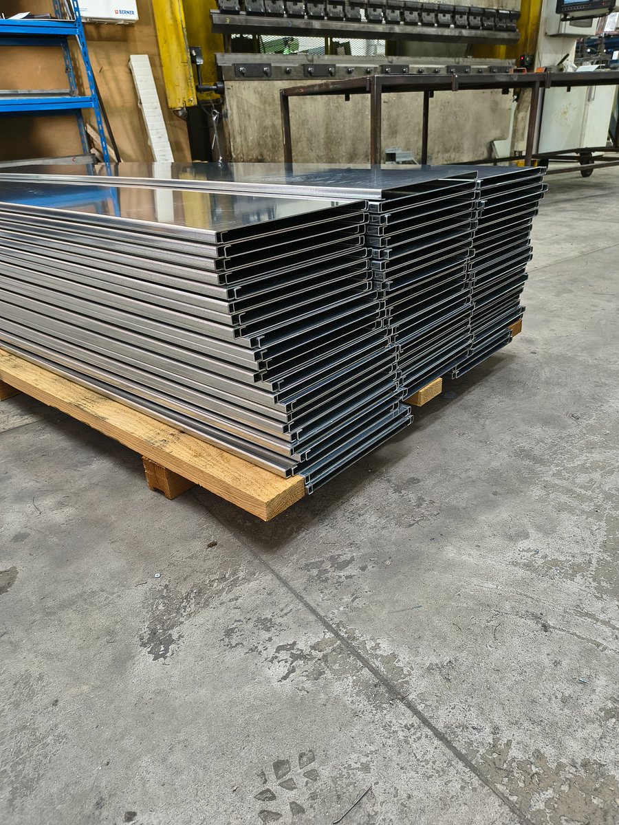 cf_metal's tweet photo. Si continua con la lavorazione delle #lamiere zincate. Altri 270 metri pronti per essere consegnati 📷
#prodotticfmetal https://t.co/pQcuOJYJ9h