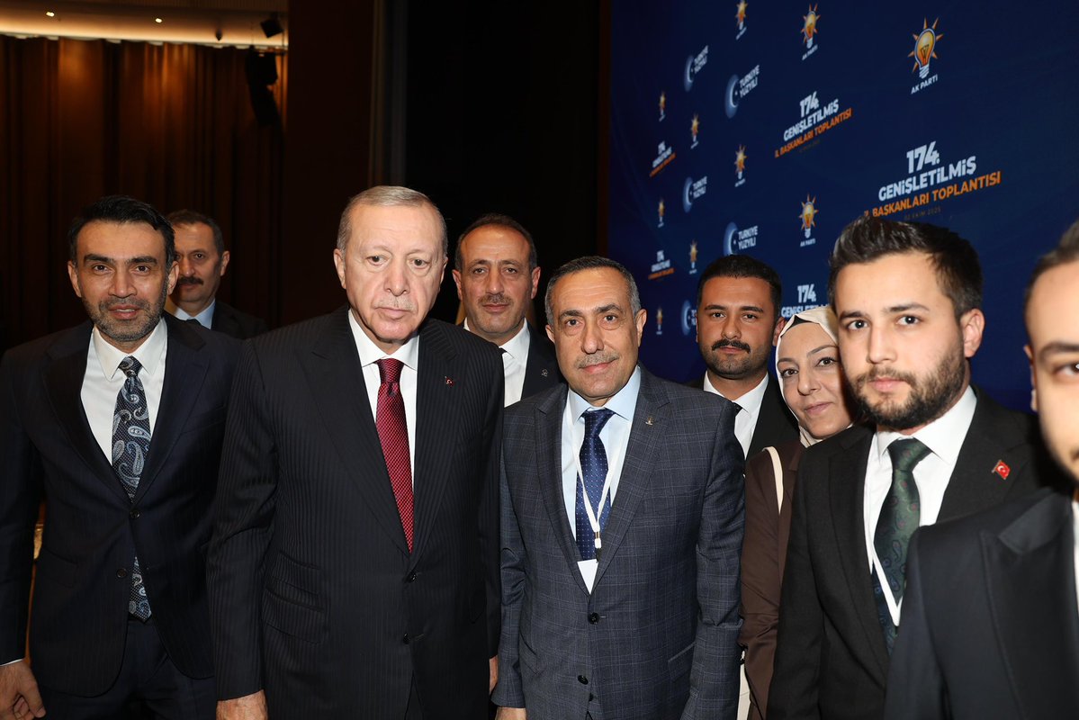 174. Genişletilmiş İl Başkanları Toplantısı’nda Cumhurbaşkanımız Sayın Recep Tayyip Erdoğan ile bir araya gelmenin onurunu yaşadık.

Liderimizin çizdiği vizyon doğrultusunda, davamıza ve milletimize hizmet yolunda kararlılıkla çalışmaya devam edeceğiz.
Türkiye Yüzyılı hedeflerine