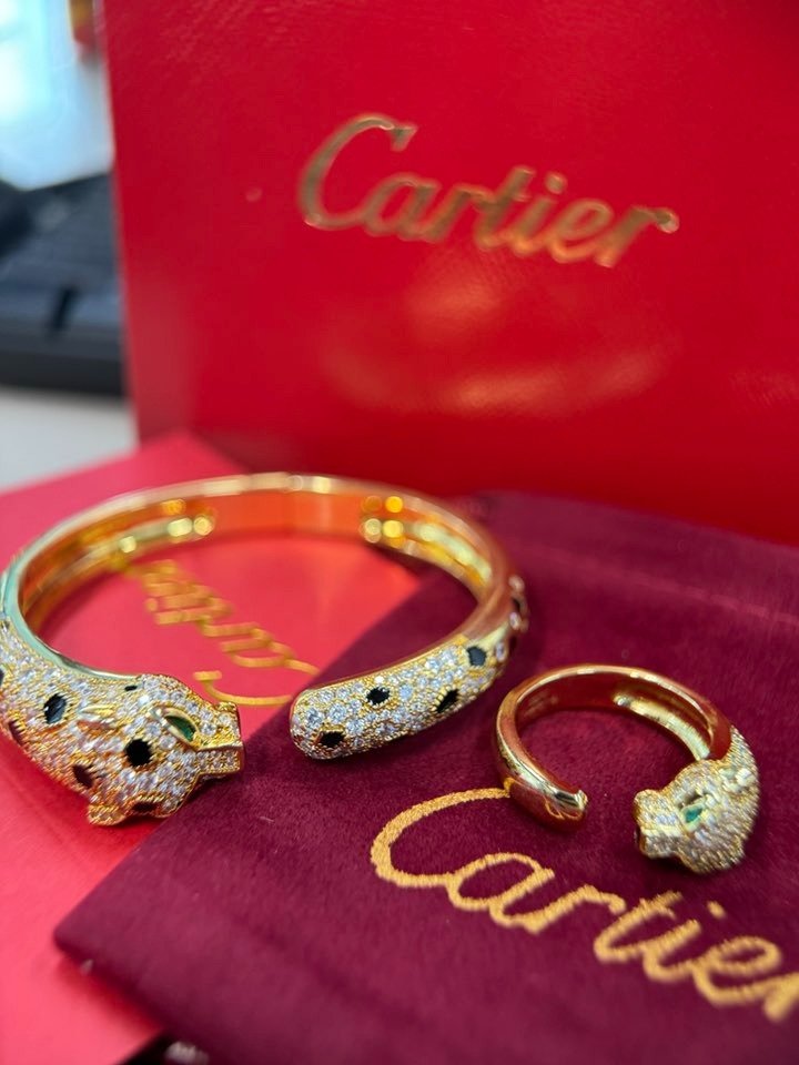 AnnaWalker1689's tweet photo. Timeless elegance wrapped in gold. Cartier’s iconic designs never fail to captivate bold, sophisticated and effortlessly luxurious. Pieces that tell a story of style and strength while adding just the right touch of sparkle. 
#CartierLove  #TimelessElegance https://t.co/Iqsa4njxeG