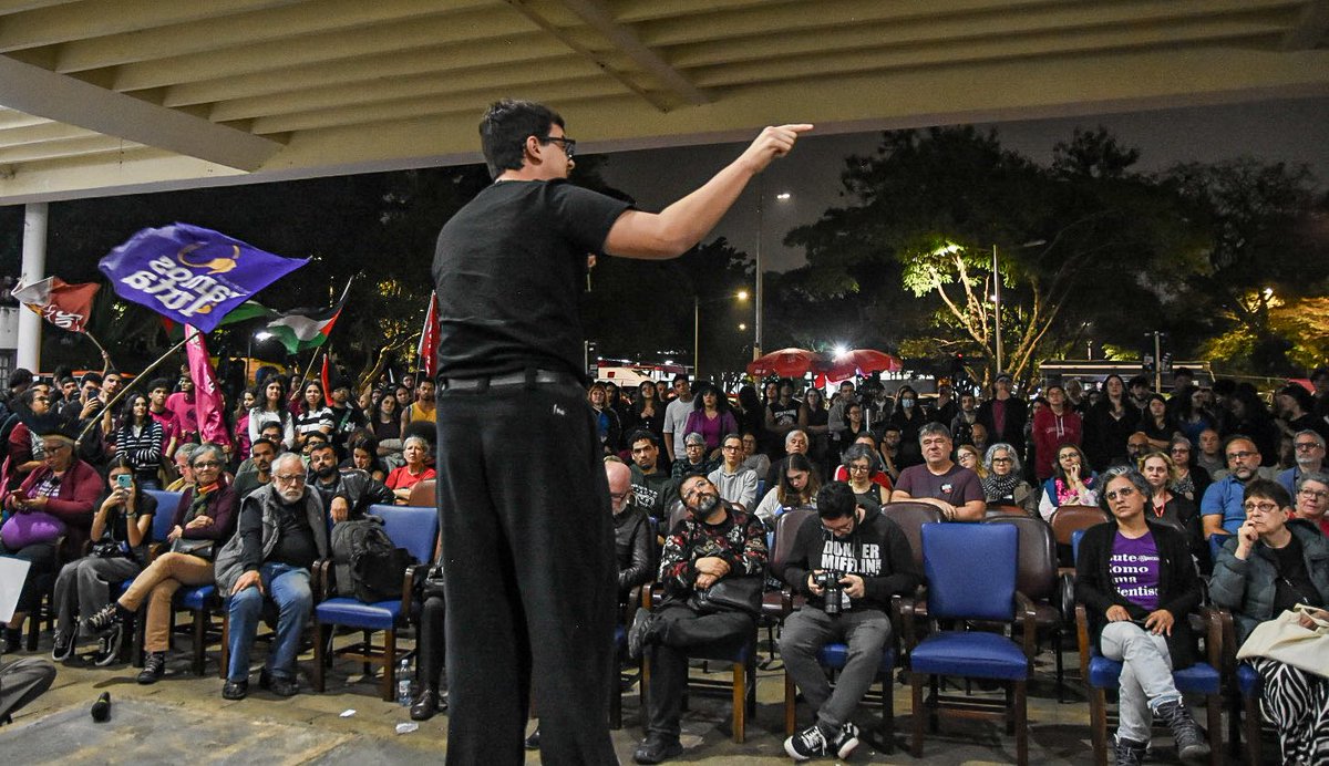 cortezpsol's tweet photo. Ontem, na USP.

Em defesa da universidade pública contra a extrema-direita desocupada que não tem nada melhor pra fazer do que tentar arrumar confusão com estudante. https://t.co/9IOiJmgb0h